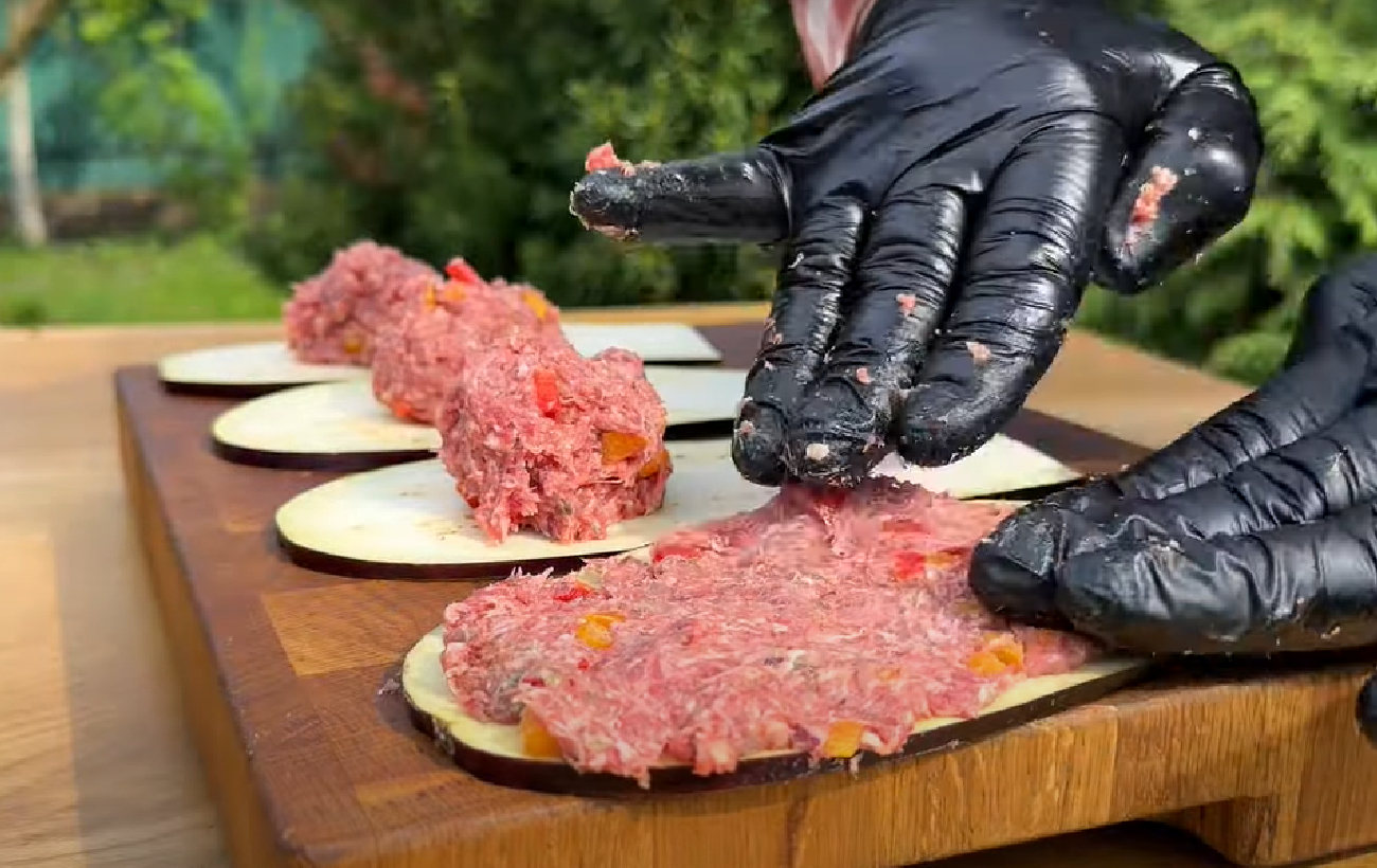 Баклажанові рулети з фаршем на шампурах: рецепт смачної закускии для пікніка